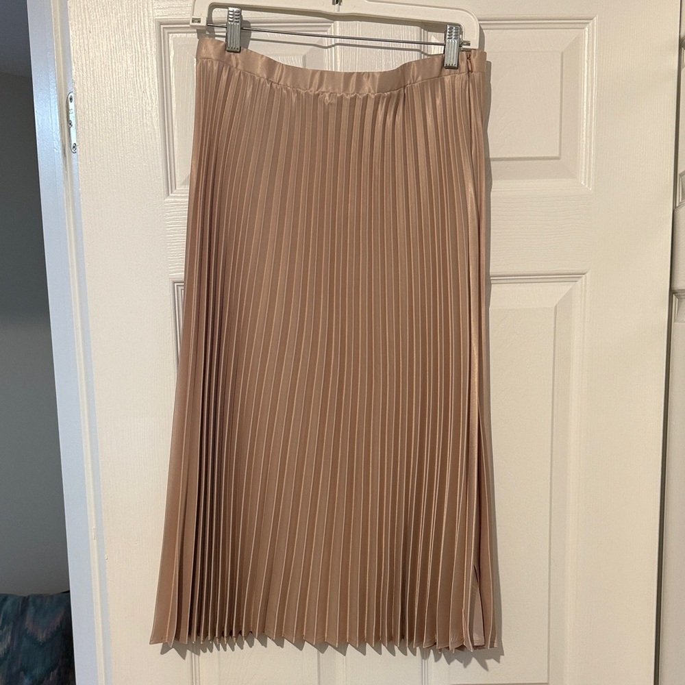 NWT Haute Monde Classic Beige Pleated Skirt